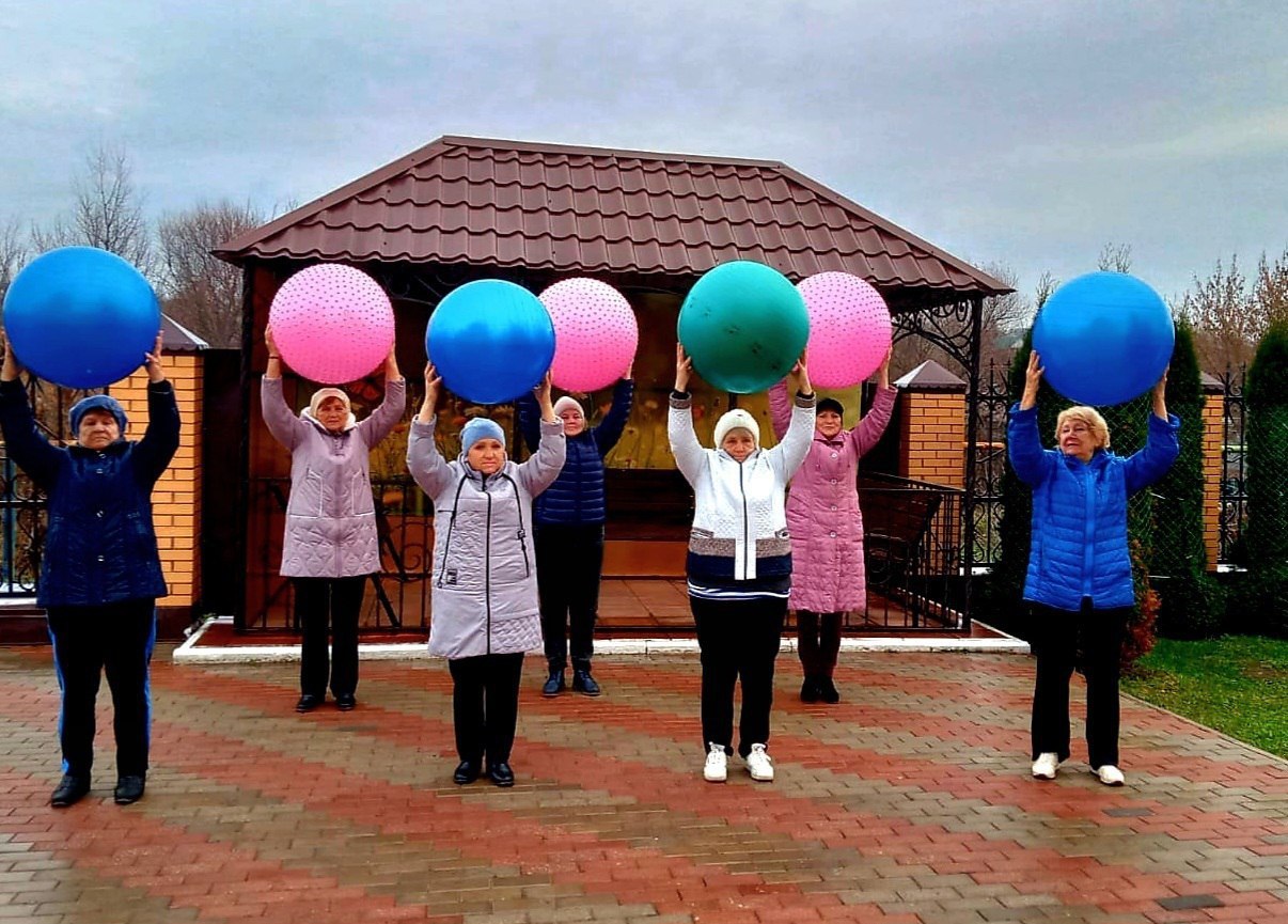 Бабушек с разноцветными шарами заметили в саратовском райцентре